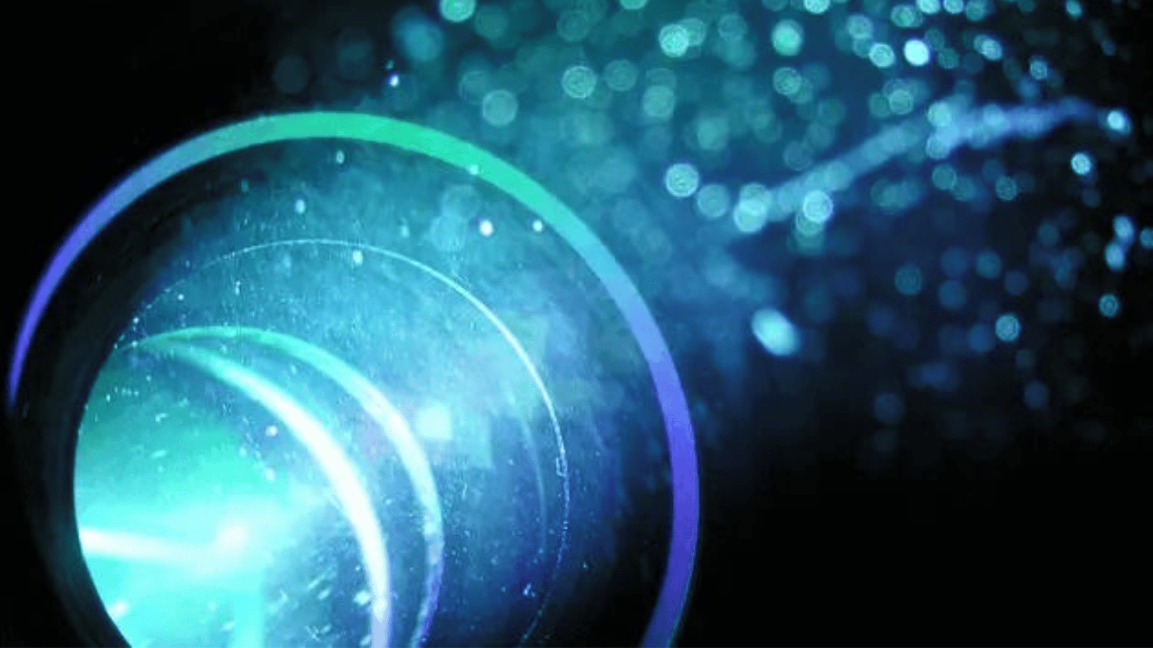 Comment nettoyer l’intérieur de la lentille d’un projecteur ?